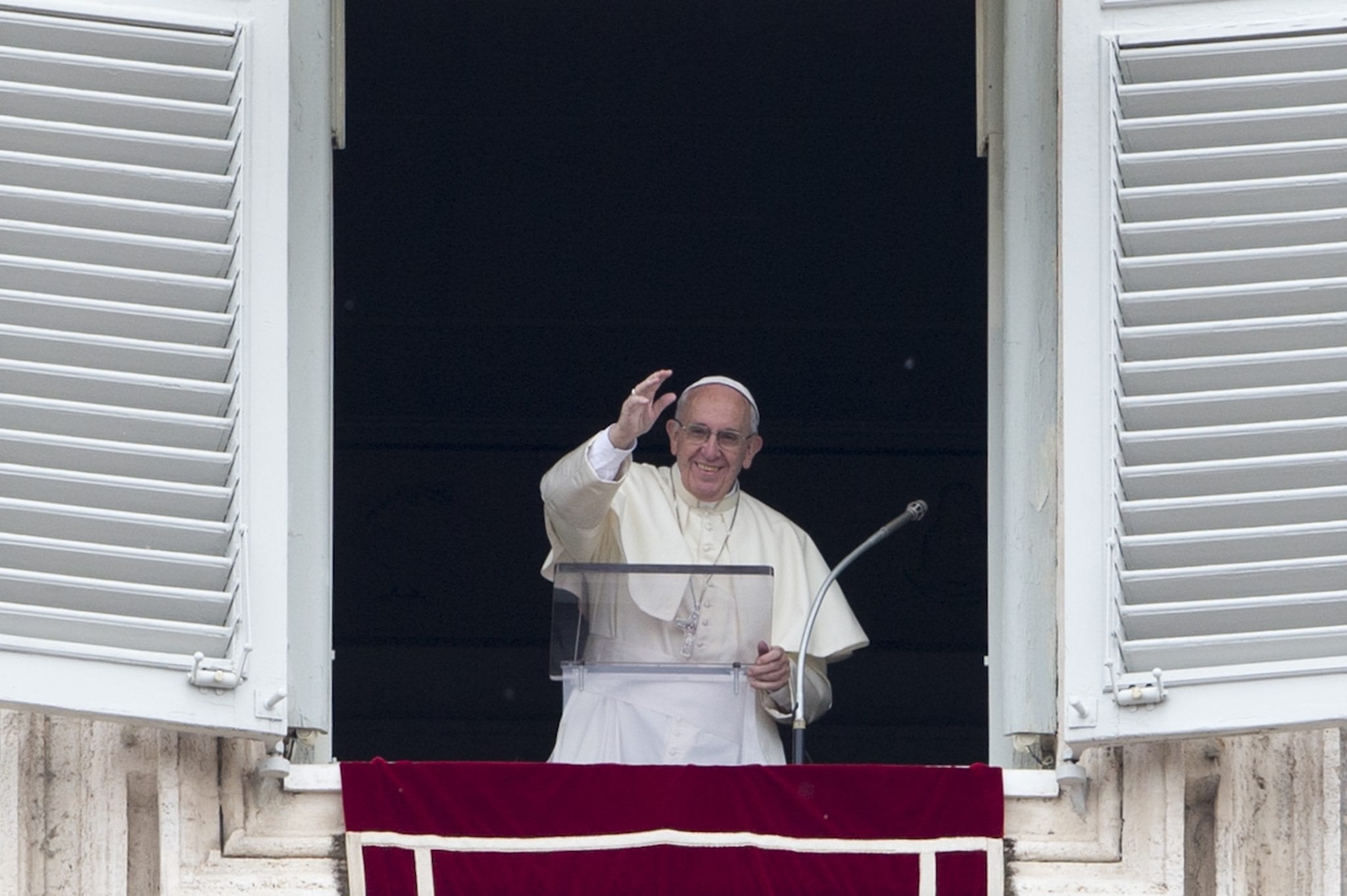 Admiration for Pope Francis in sharp decline, study shows