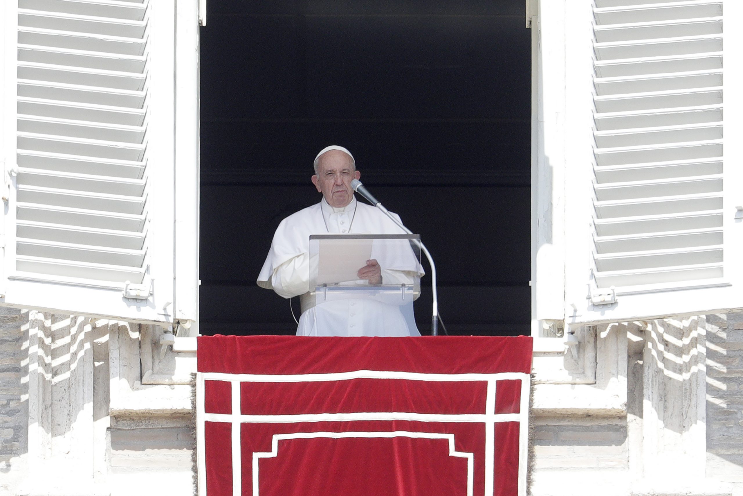 God conquers evil with love, forgiveness of sins, pope says at Angelus