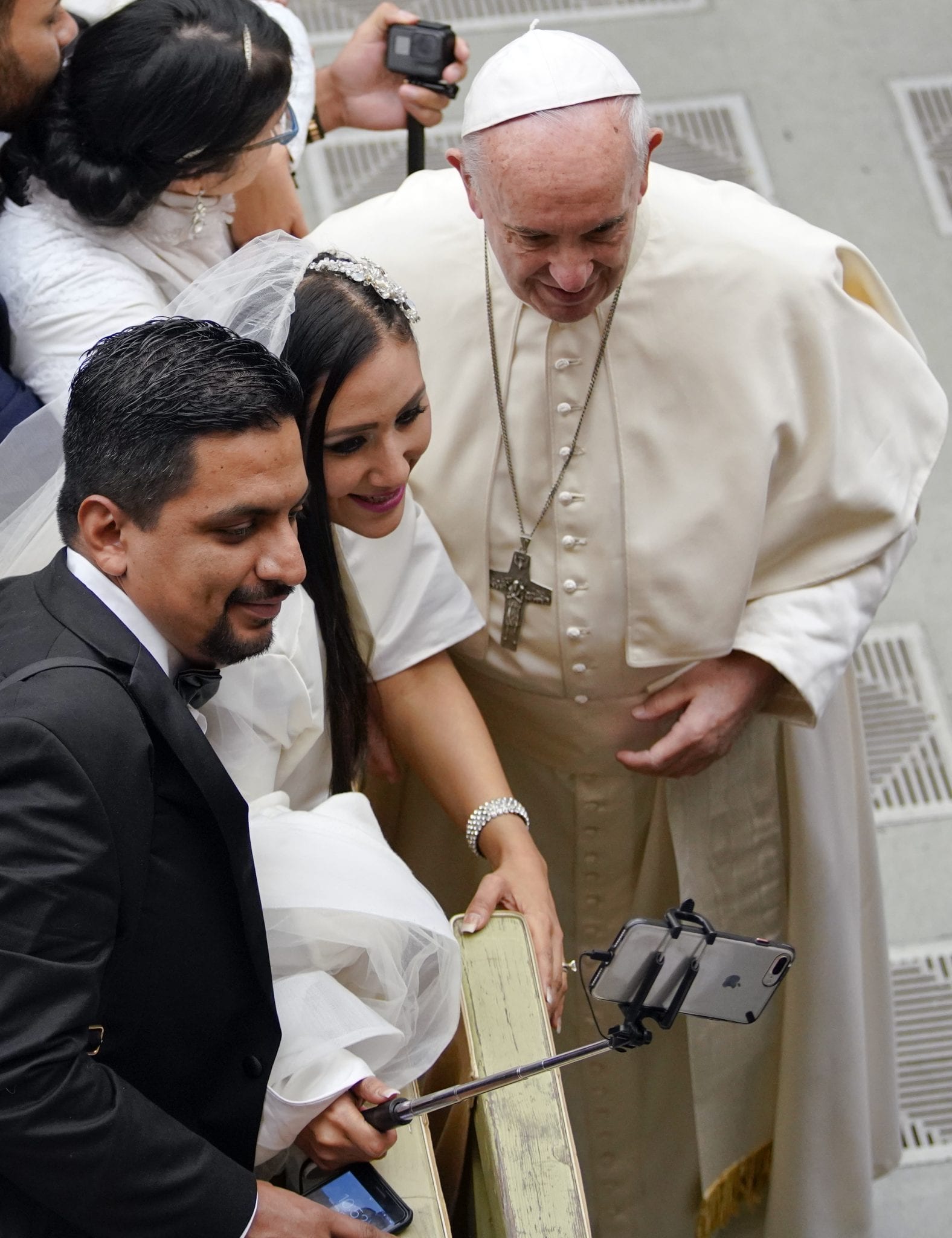 Pope urges couples facing ‘stormy seas’ of COVID to keep marriages afloat