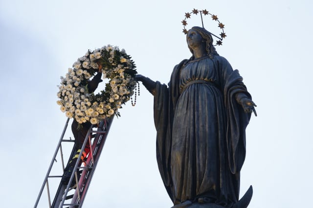 Marking feast day, pope asks Mary’s care of families seeking refuge
