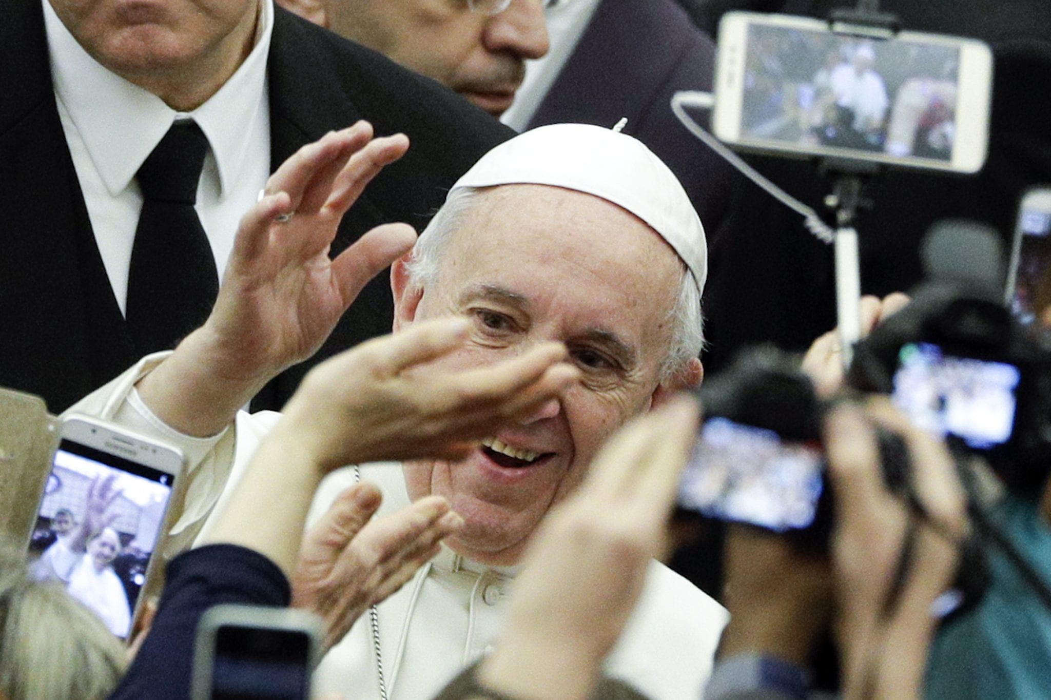 With simplicity, not as royalty, Christians embrace the meek, pope says