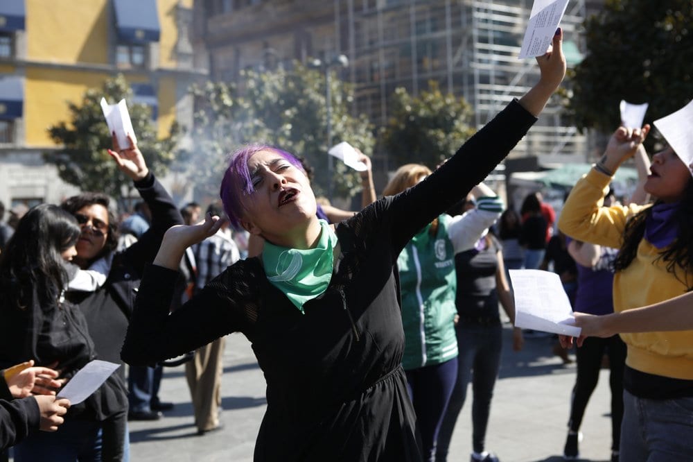 ‘Aborting Queens’ perform in front of Mexican cathedral