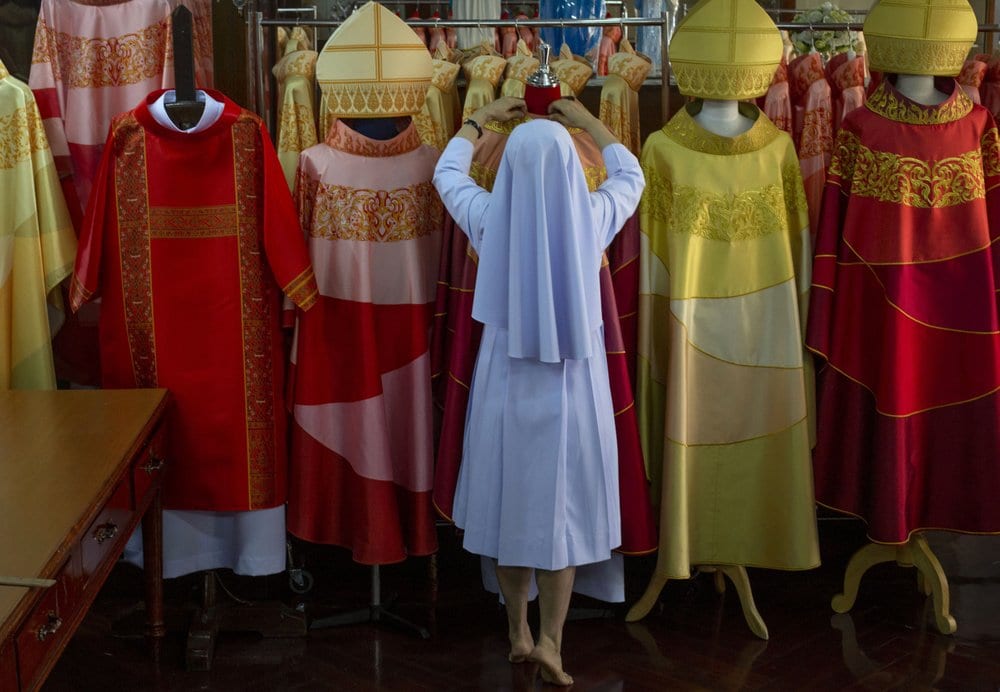 Bespoke silk robes await Pope Francis on Thailand visit | Crux