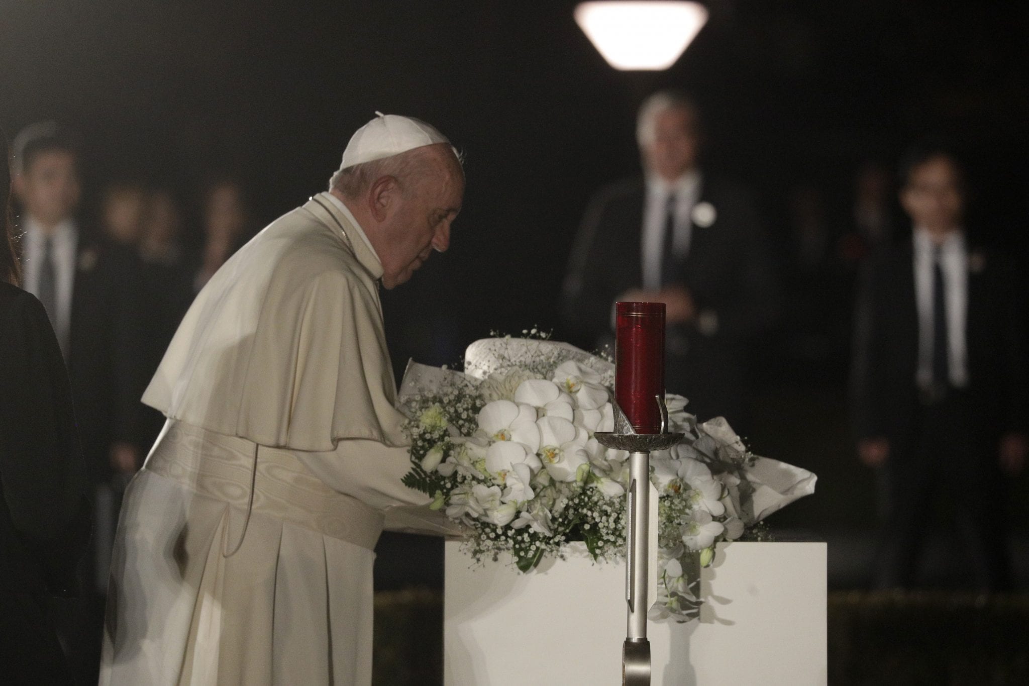 Pope in Japan condemns those who invoke peace, but keep nuclear arms