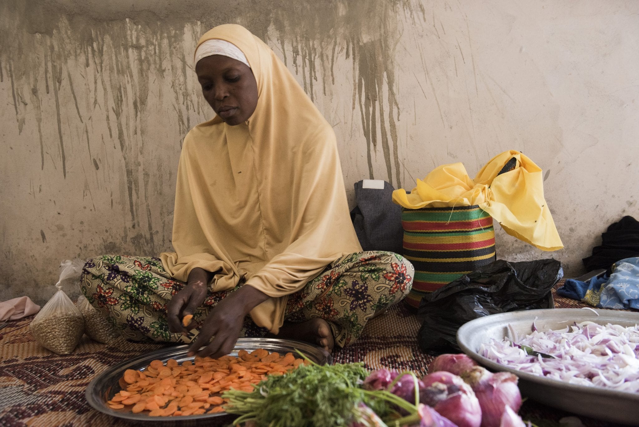 Aid workers offer alternatives to migrants aiming to cross Sahara Desert