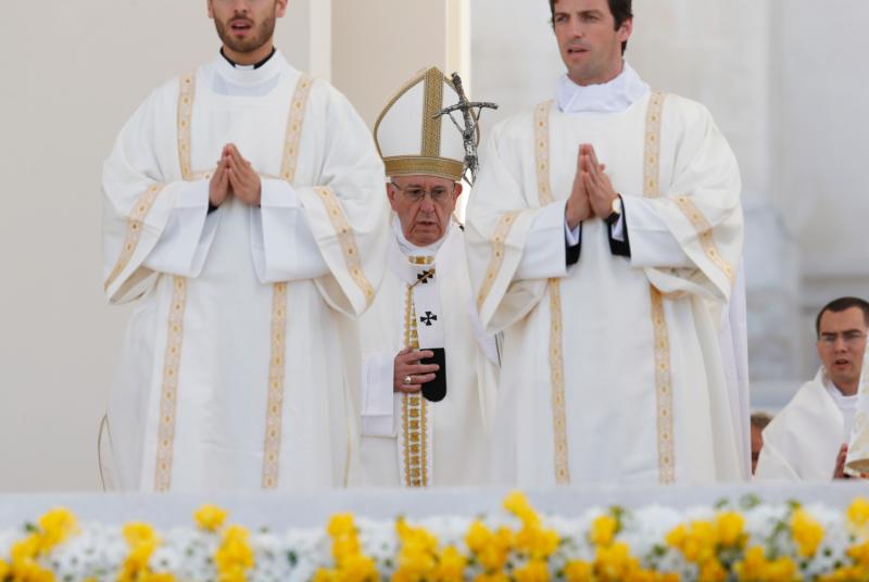 Leading a godless life might lead you to Hell, Pope warns in Fatima