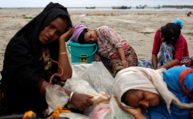 Aid workers see humanitarian crisis as Rohingya flee to Bangladesh
