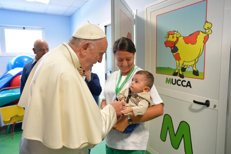 Pope makes surprise visit to Rome rehabilitation center