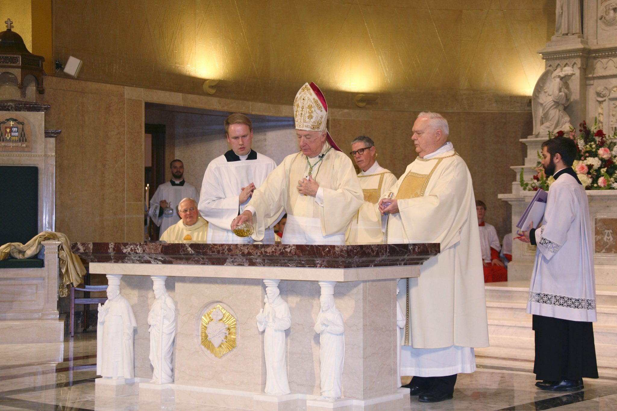 Bishop Bransfield dedicates altar at renovated West Virginia basilica