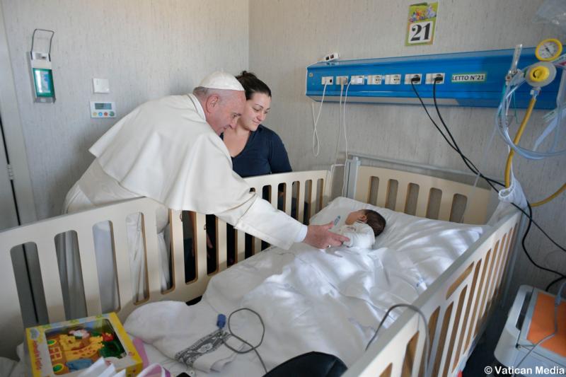 Pope visits sick children on eve of Epiphany