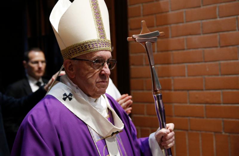 Artists can help people discover beauty of God’s love, pope says