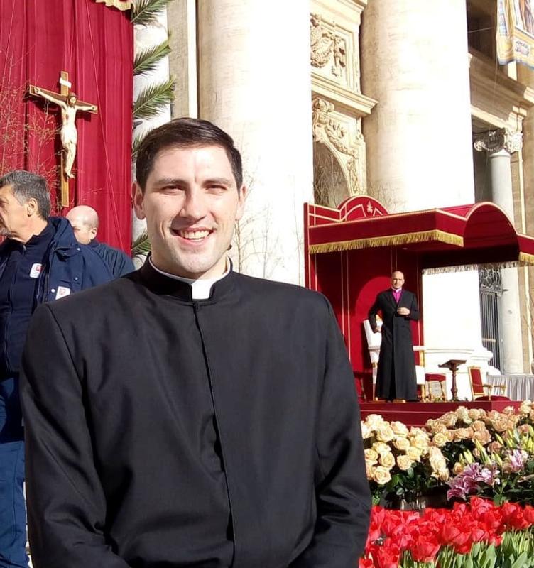 U.S. seminarian who carried cross at pope’s Easter Mass dies in Rome