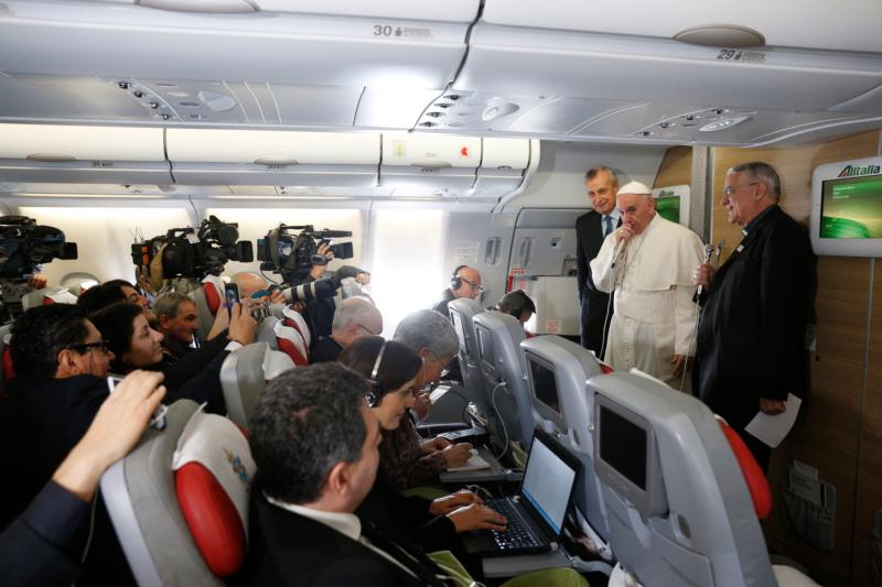 Pope to journalists: Be responsible, avoid ideological warfare