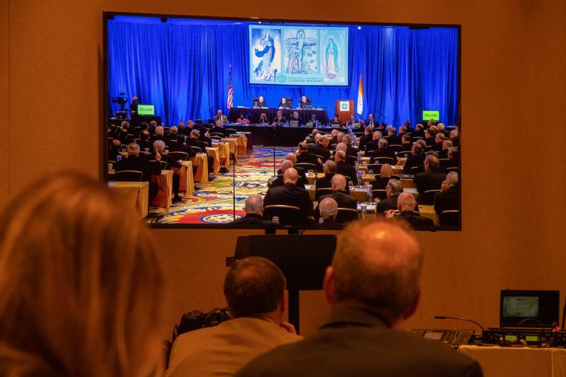 Poll: Faith in clergy’s honesty tanks among US Catholics