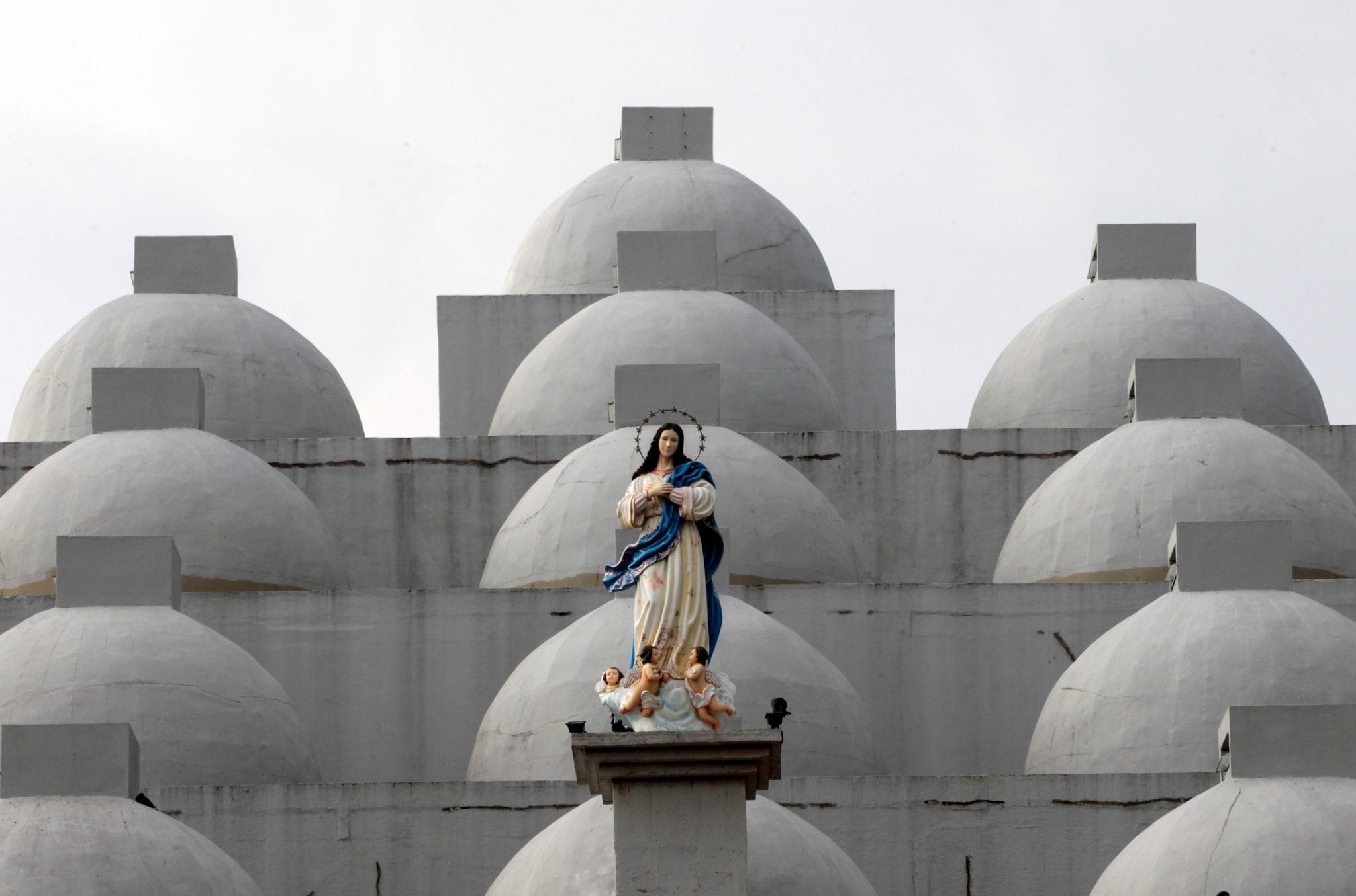 Woman dumps acid on priest hearing confessions in Managua