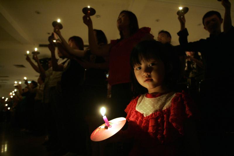 Indonesian police, Muslim youth to help guard churches at Christmas