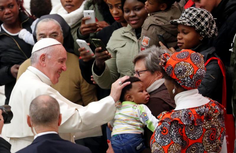 Pope: God’s Christmas wish isn’t buying-frenzy, feast, but gift of self