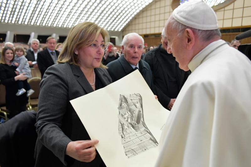 Pope tells prison staff they must help inmates find hope