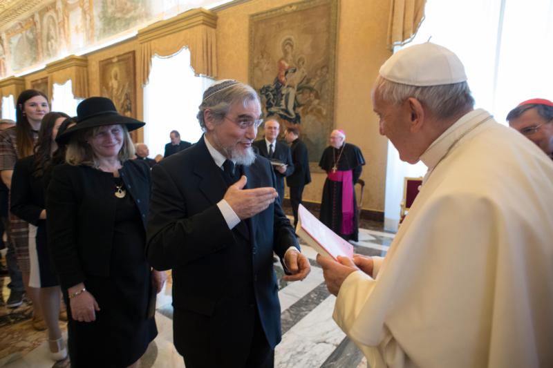 Pope encourages joint community service by rabbis, parish priests