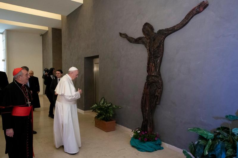 Gospel builds one’s immunity against selfishness, pope tells students