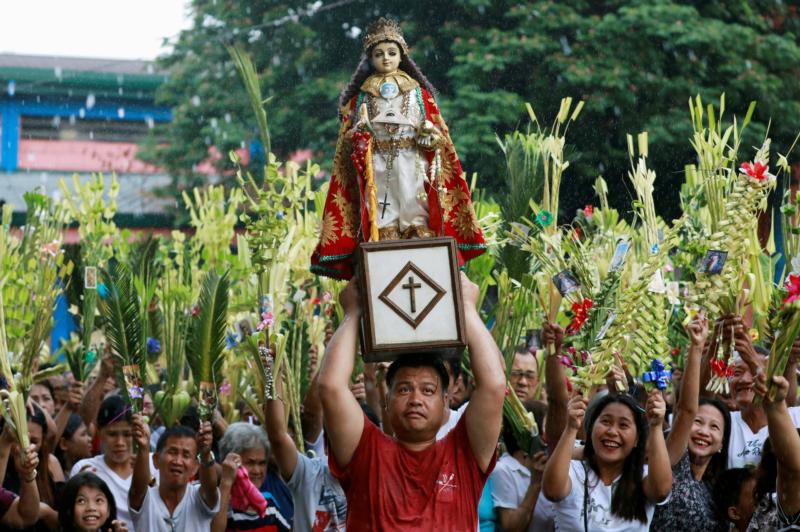 Philippine police use traditional Marian festival to win over people