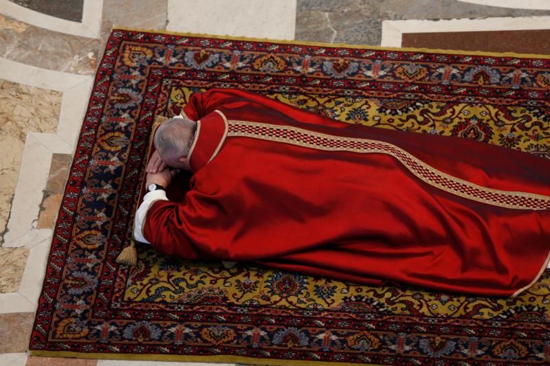 On Good Friday, papal preacher says cross brings hope to the oppressed