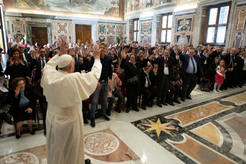 Church needs joyful disciples, pope tells young people, deaf association