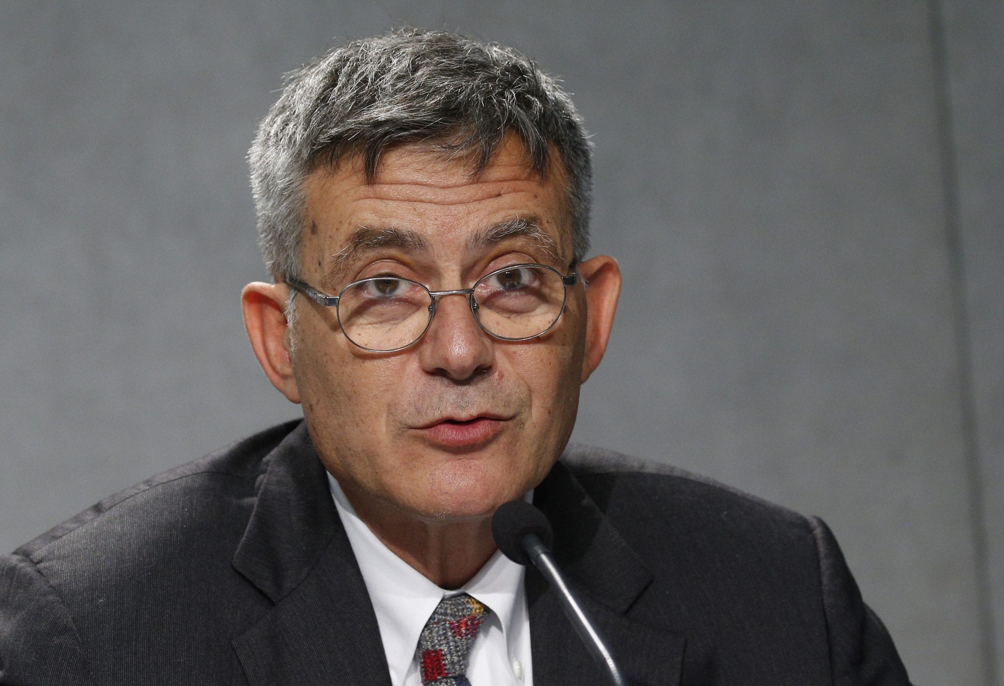 Lay chief says Vatican communications serve unity in diversity