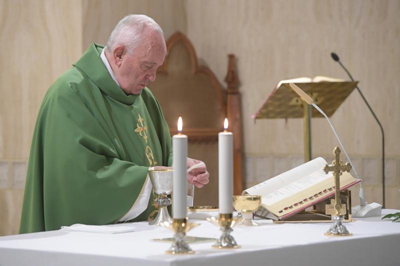 Like water, Christians become stagnant if not moving, pope says