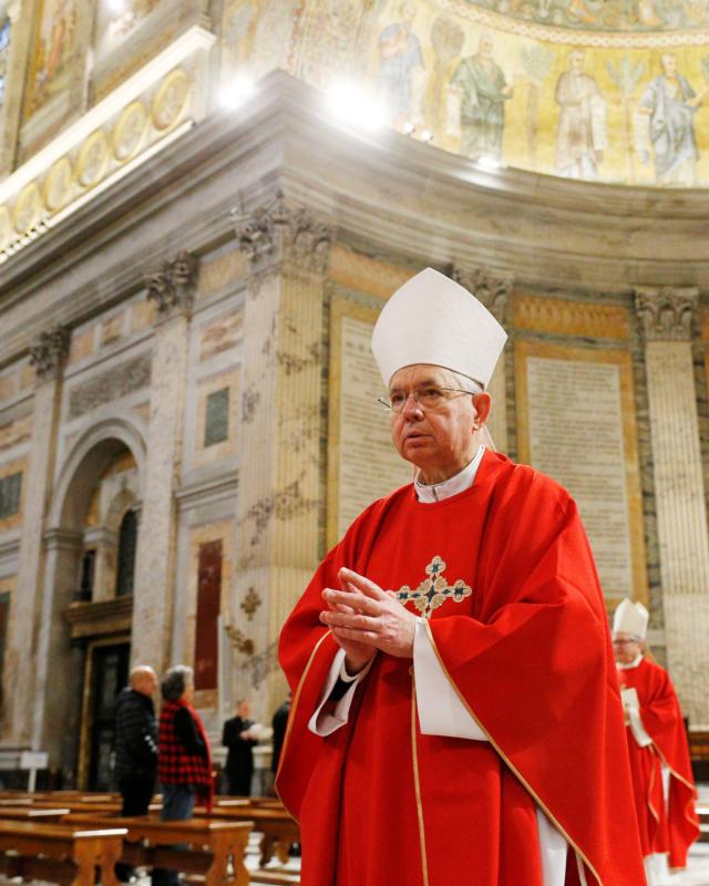 Jesus rises ‘to tell us his love is stronger than death,’ says archbishop