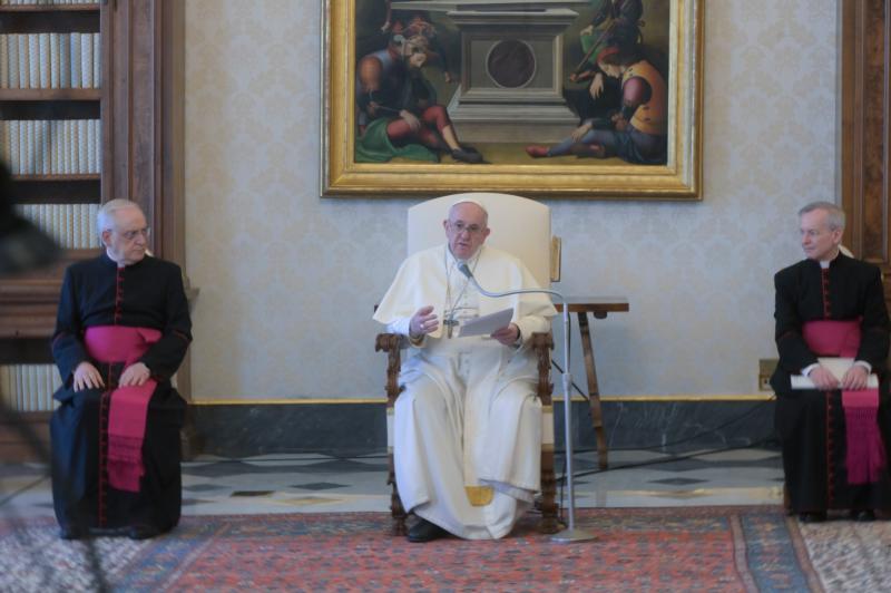 On the cross, God’s loving nature is revealed, pope says
