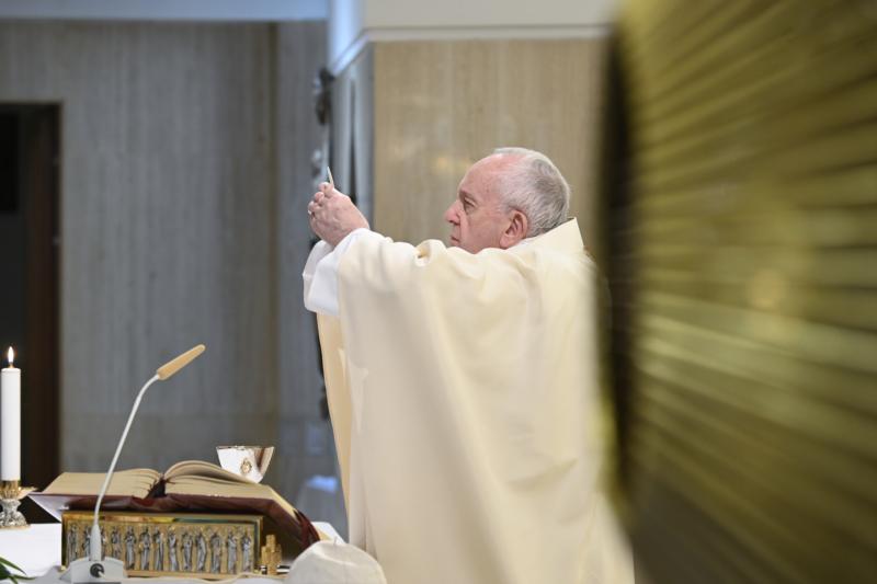 At morning Mass, Pope offers prayers for unemployed