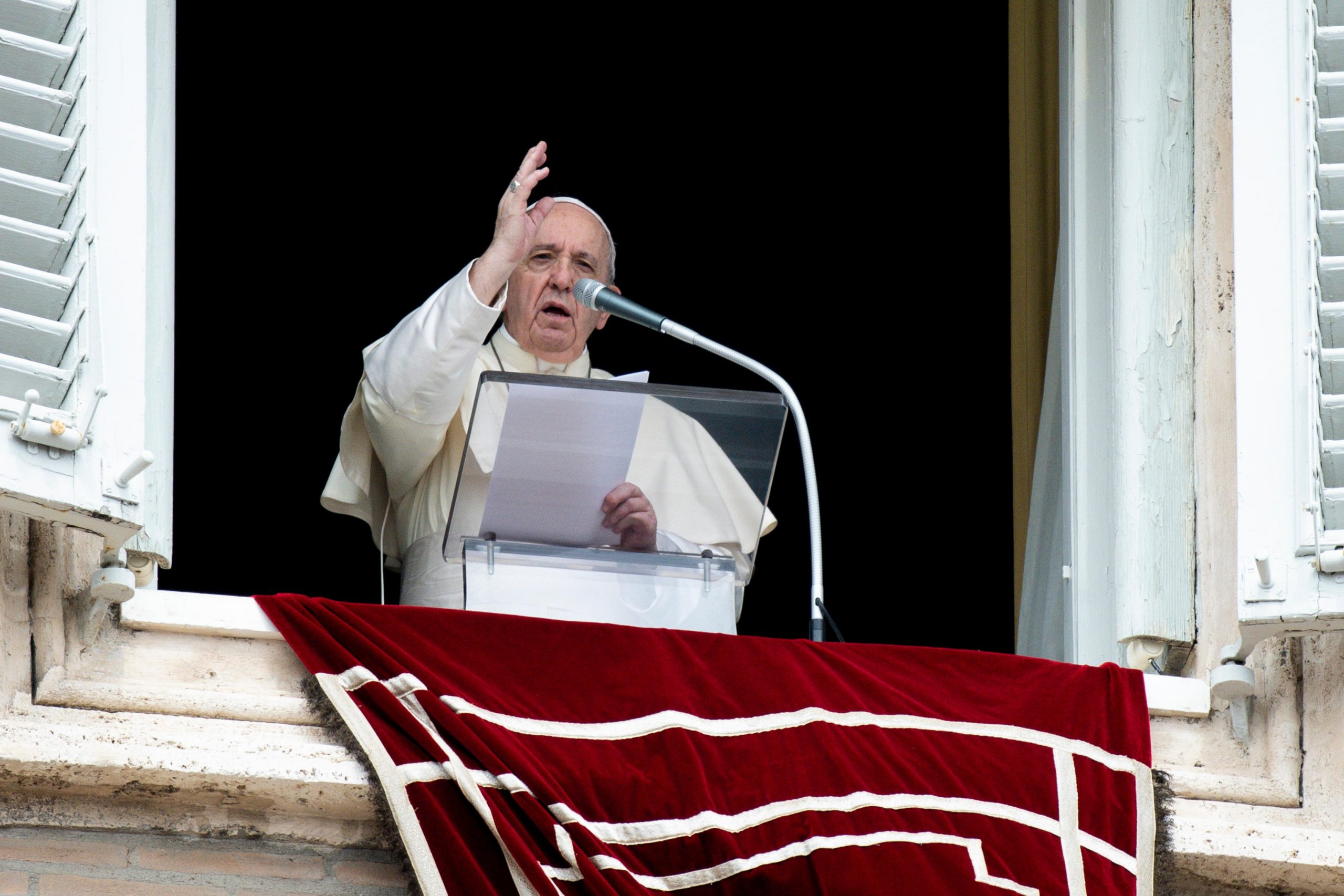 Cross is sign of God’s love, not superstitious ornament, pope says