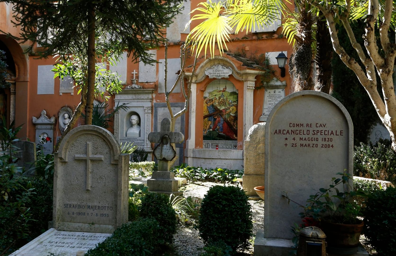 Pope to celebrate private Mass for All Souls at Vatican cemetery