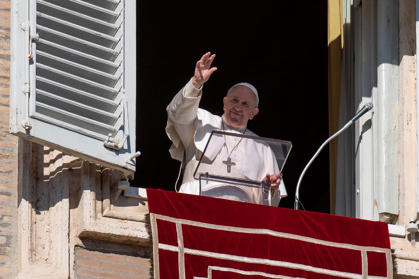 After ‘painful sciatica’ causes pope to skip Mass, Francis appears for New Year’s Angelus