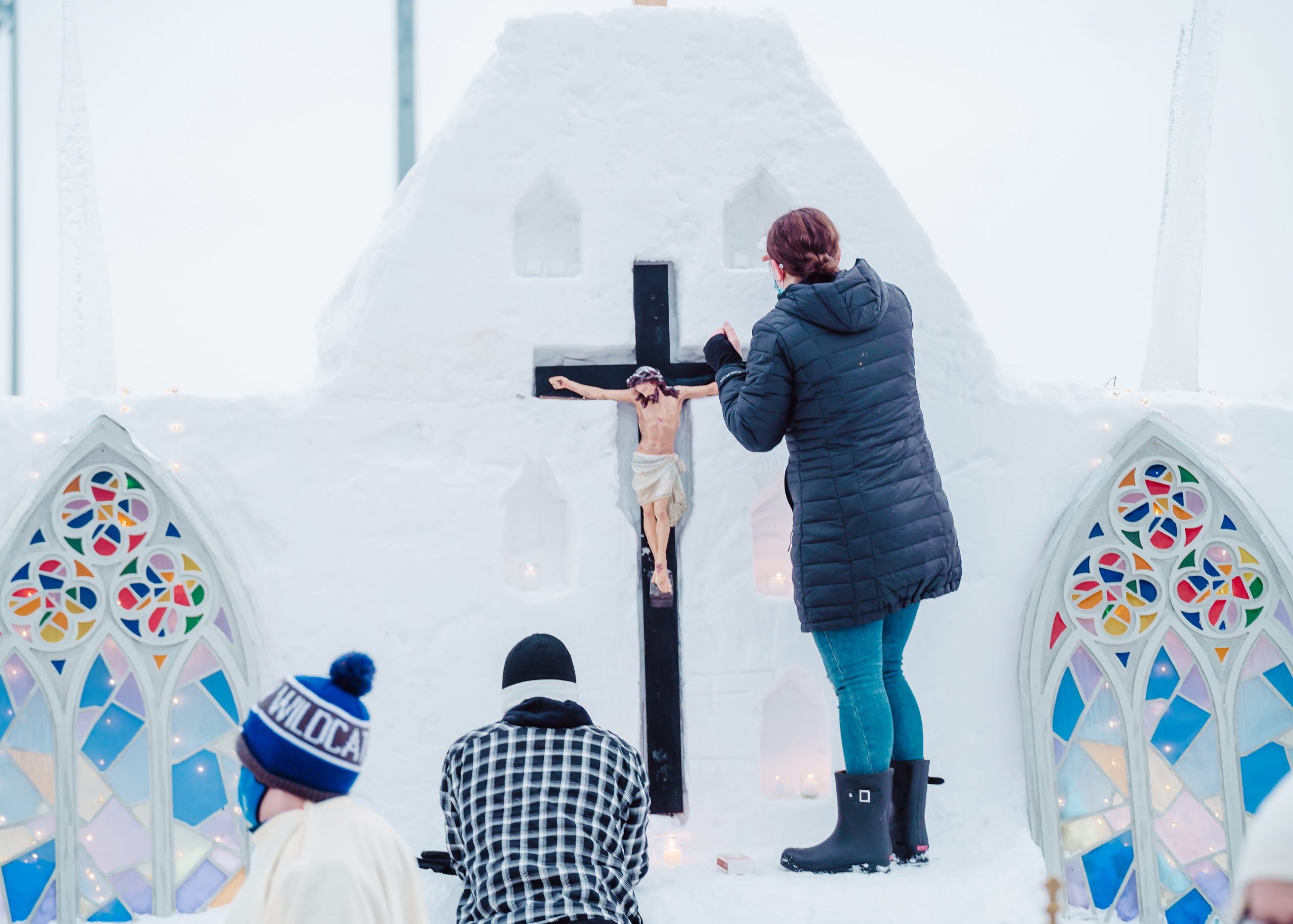 Michigan parishioners build ‘chapel of divine chill’ for icy special Mass