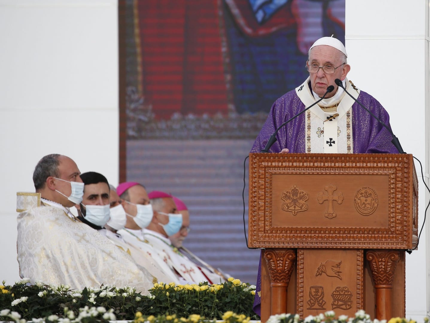 Cleanse your hearts of anger, live the Gospel, pope says at Mass in Irbil