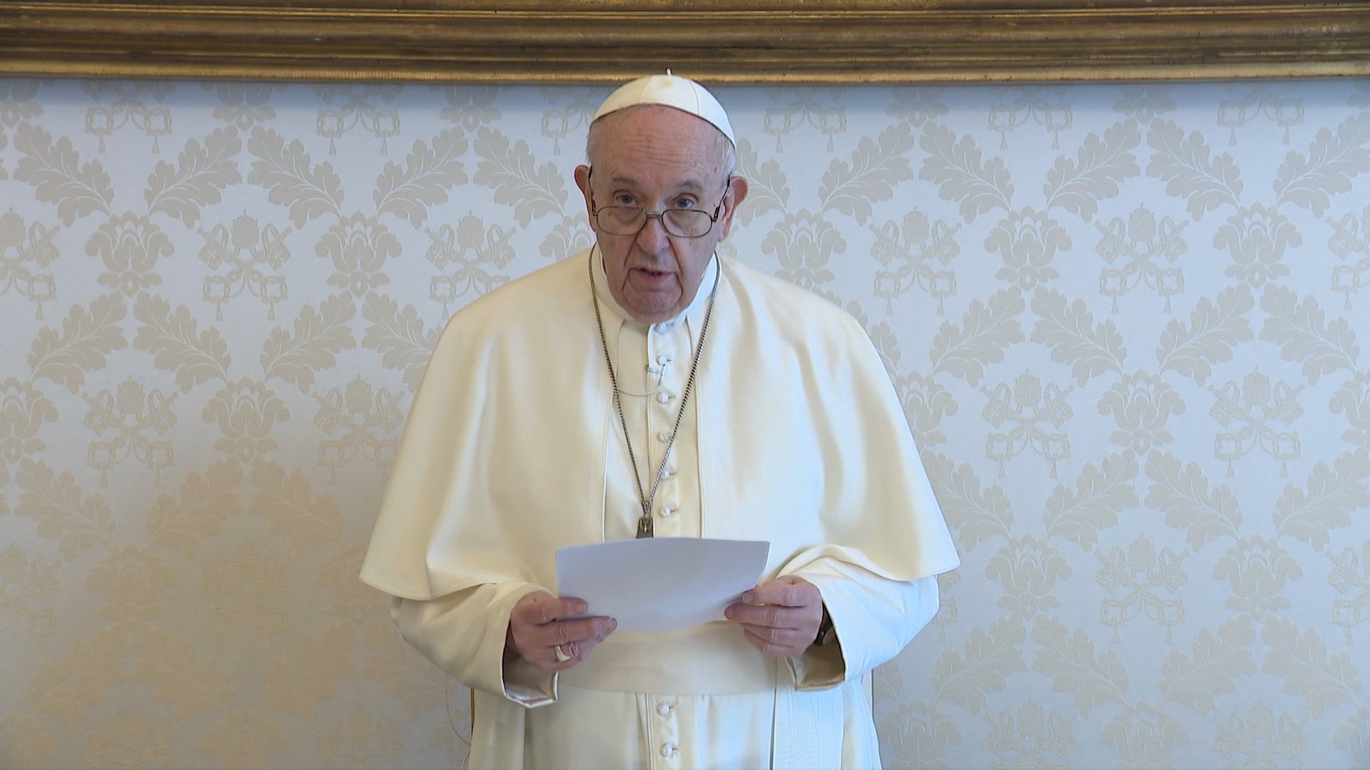 World needs witness of Christian unity, pope says at Pentecost vigil