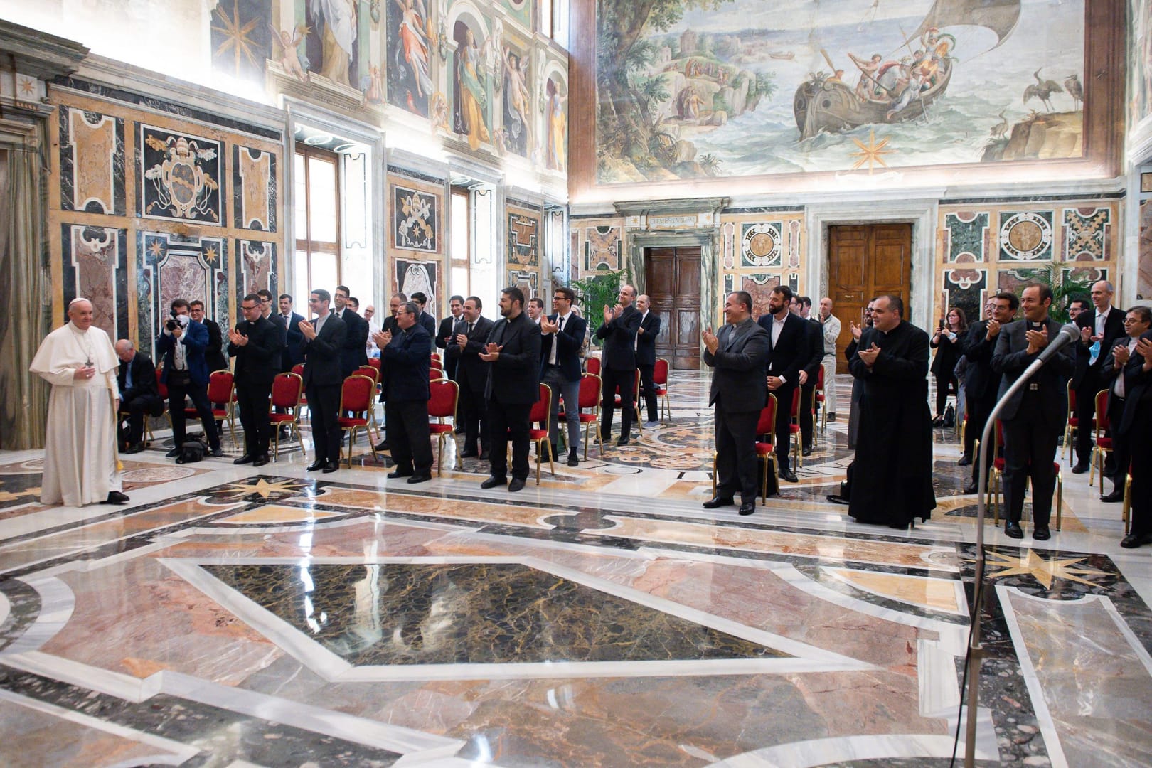 Seminarians learn more from their leaders’ lives than words, pope says