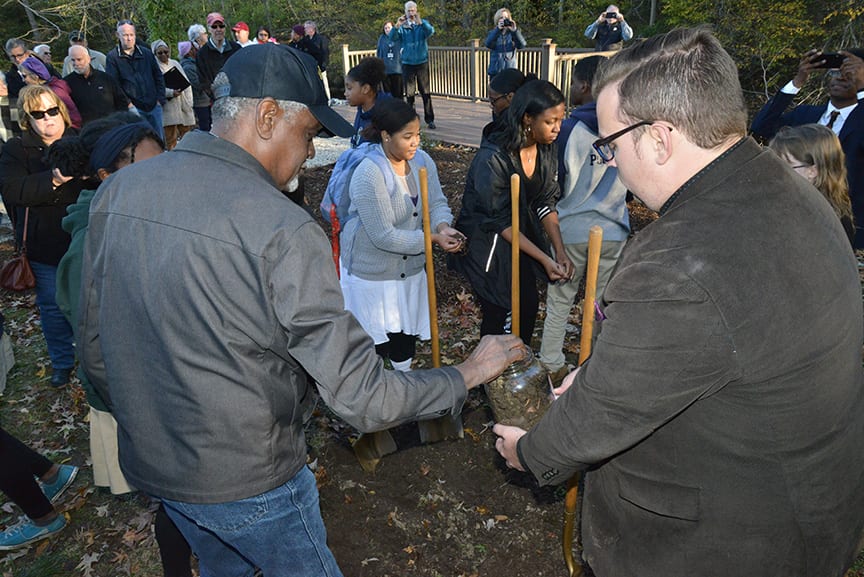 Students collect soil from lynching site in act to achieve racial justice