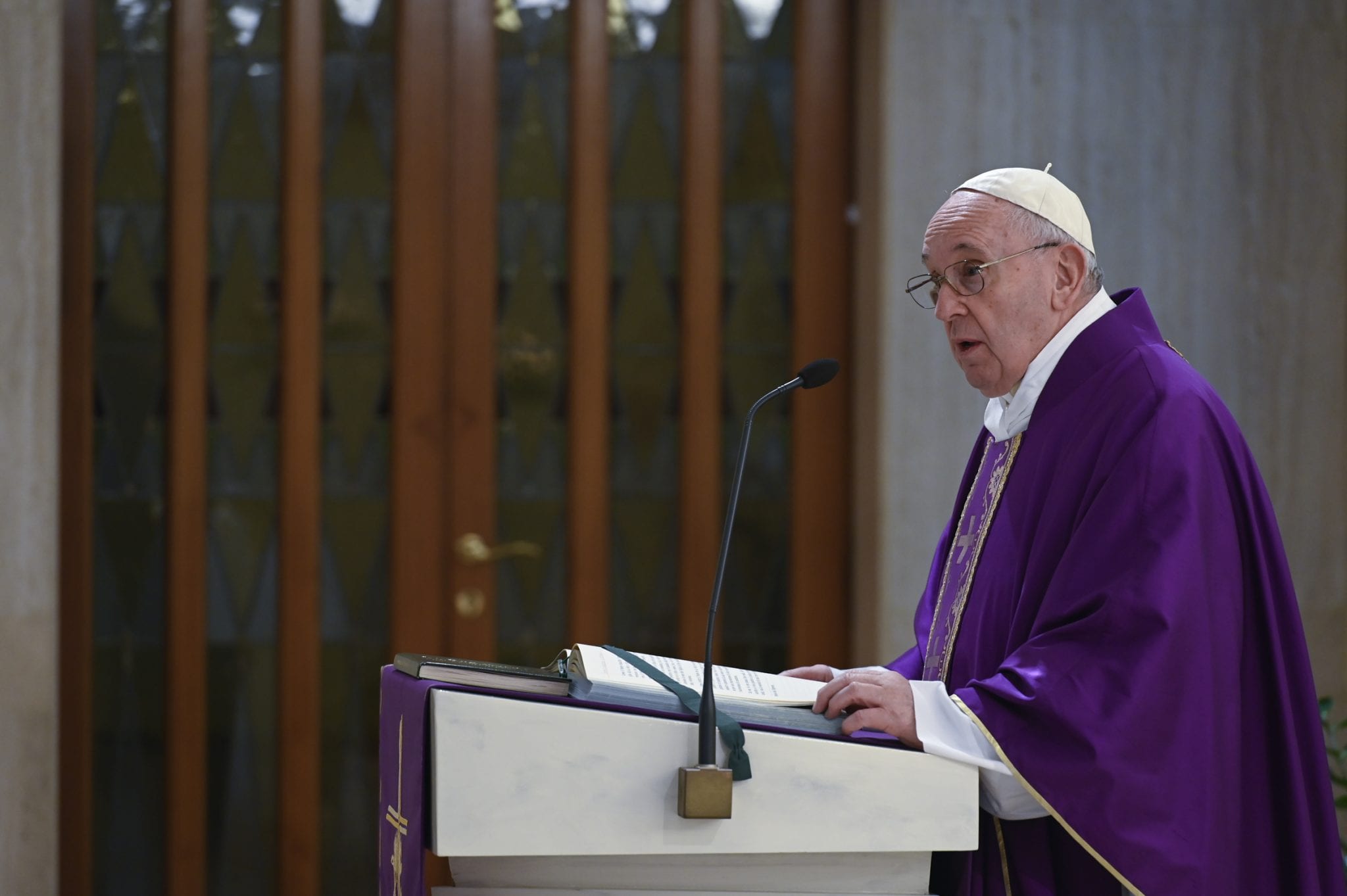 Pope prays that world may overcome fear