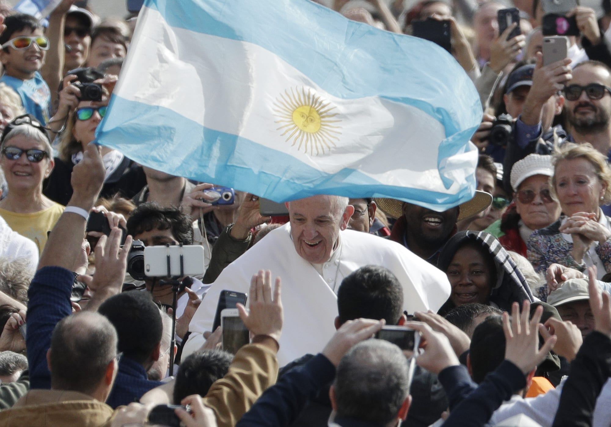 Echoing Pope Francis, Argentines unite in prayer for missing submarine