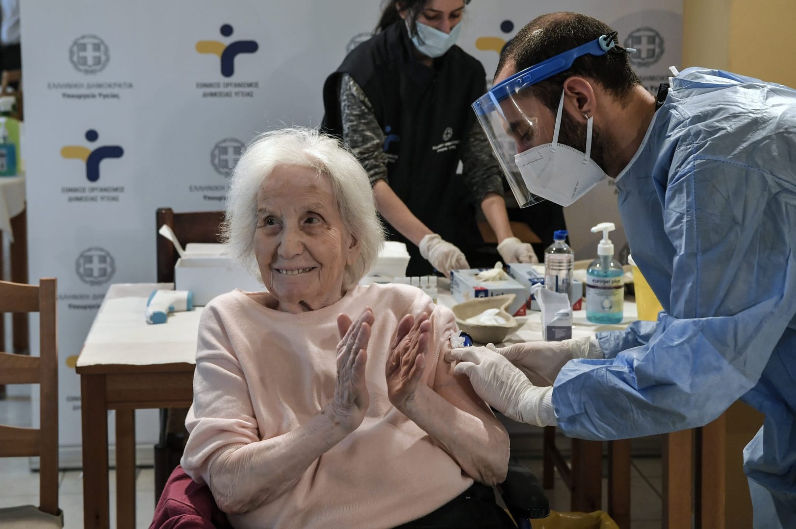 Greek Church tells priests to ignore pandemic closure order