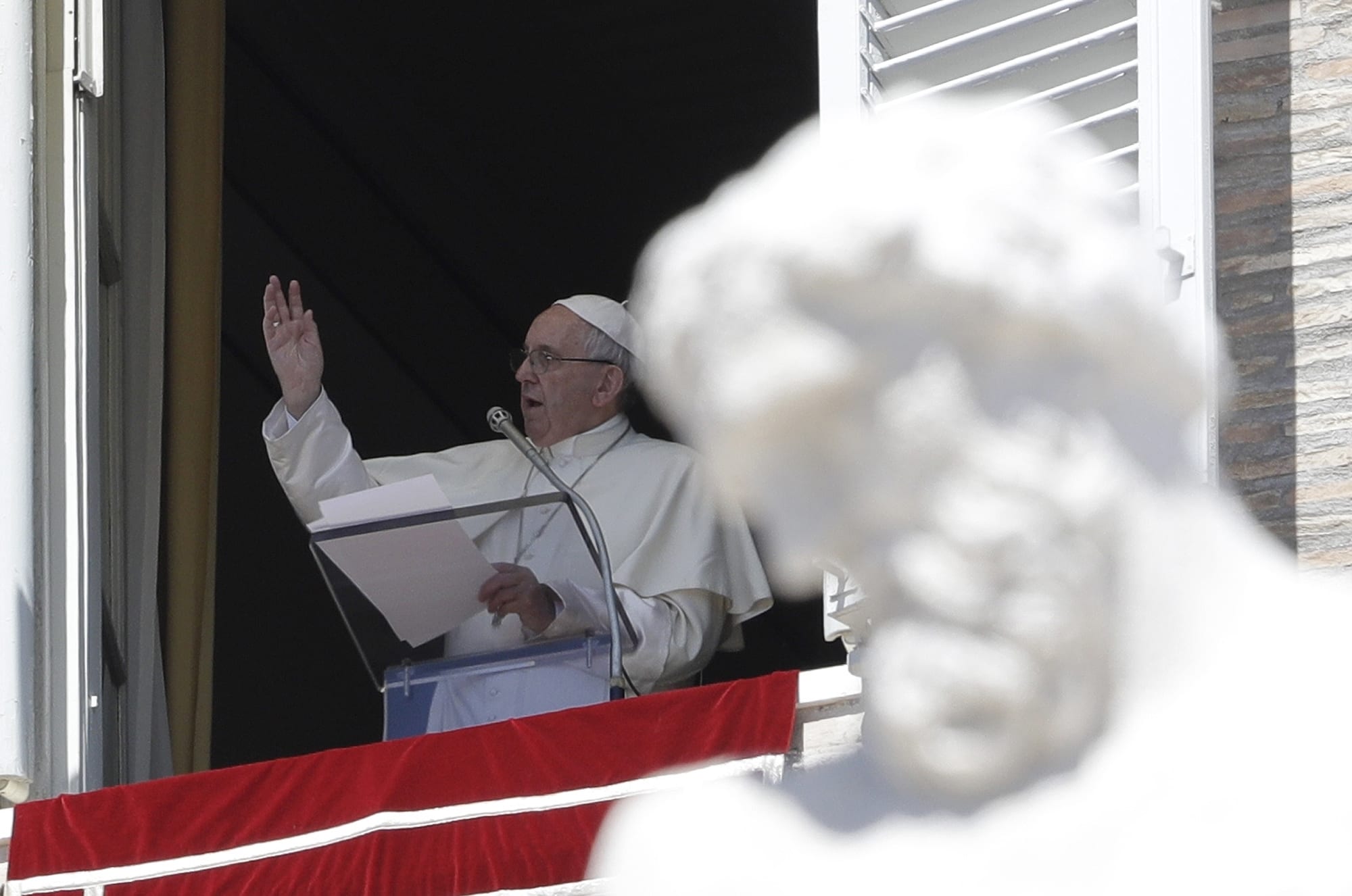 Be men and women of life, Pope Francis says Easter Monday