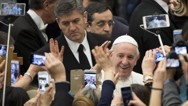 Even in dark times, never lose hope in God’s love, pope says