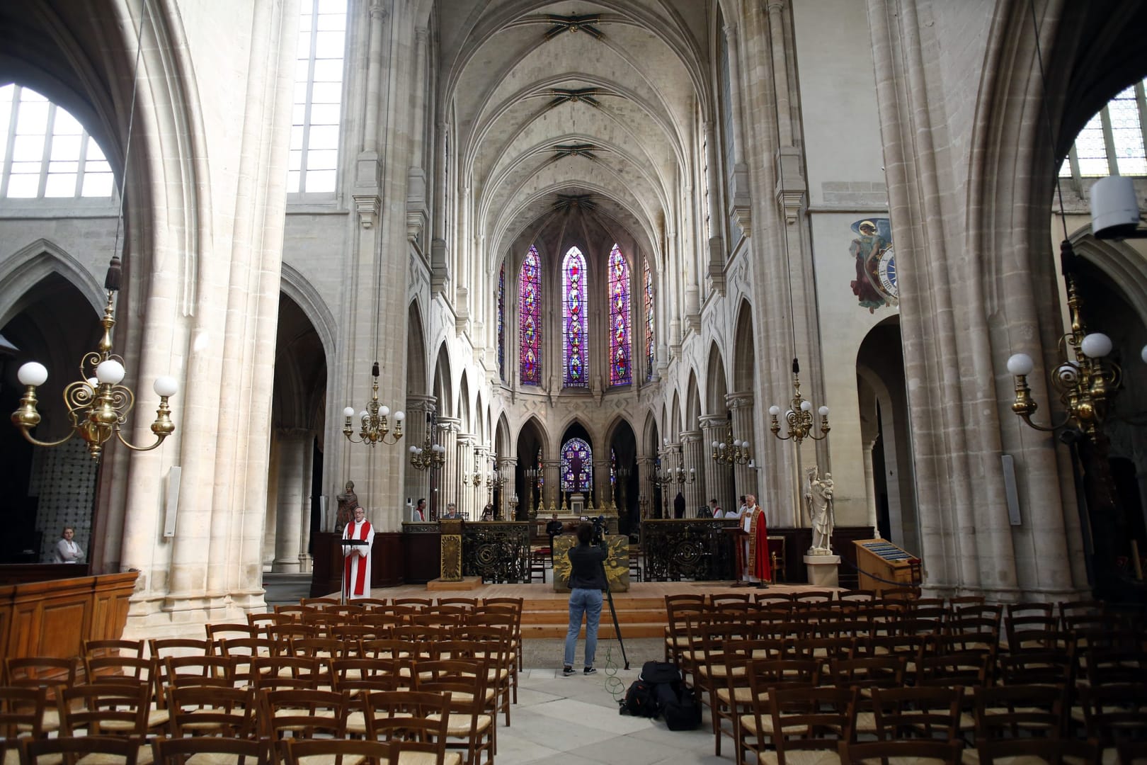 France allowing religious services to resume