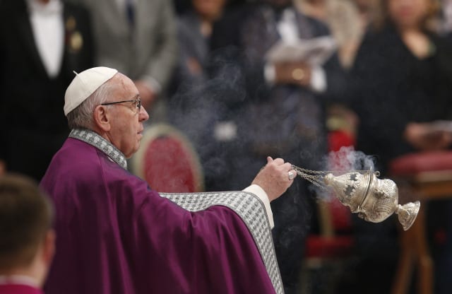 Pope confesses, hears confessions in Lenten service