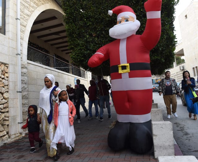 Political divides now seen in ‘Merry Christmas’ vs. ‘Happy Holidays’