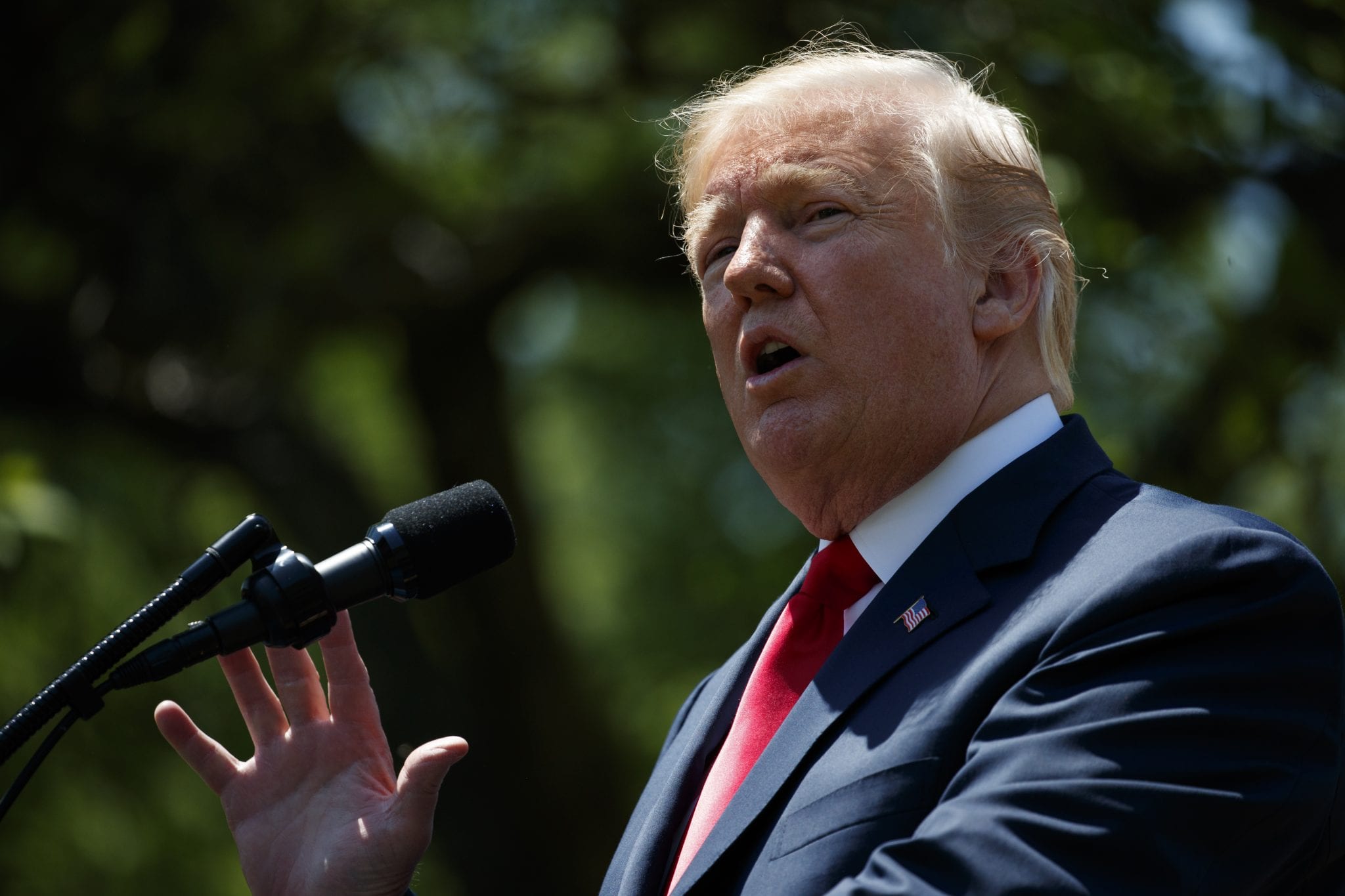Trump signs order to give faith groups stronger voice in government