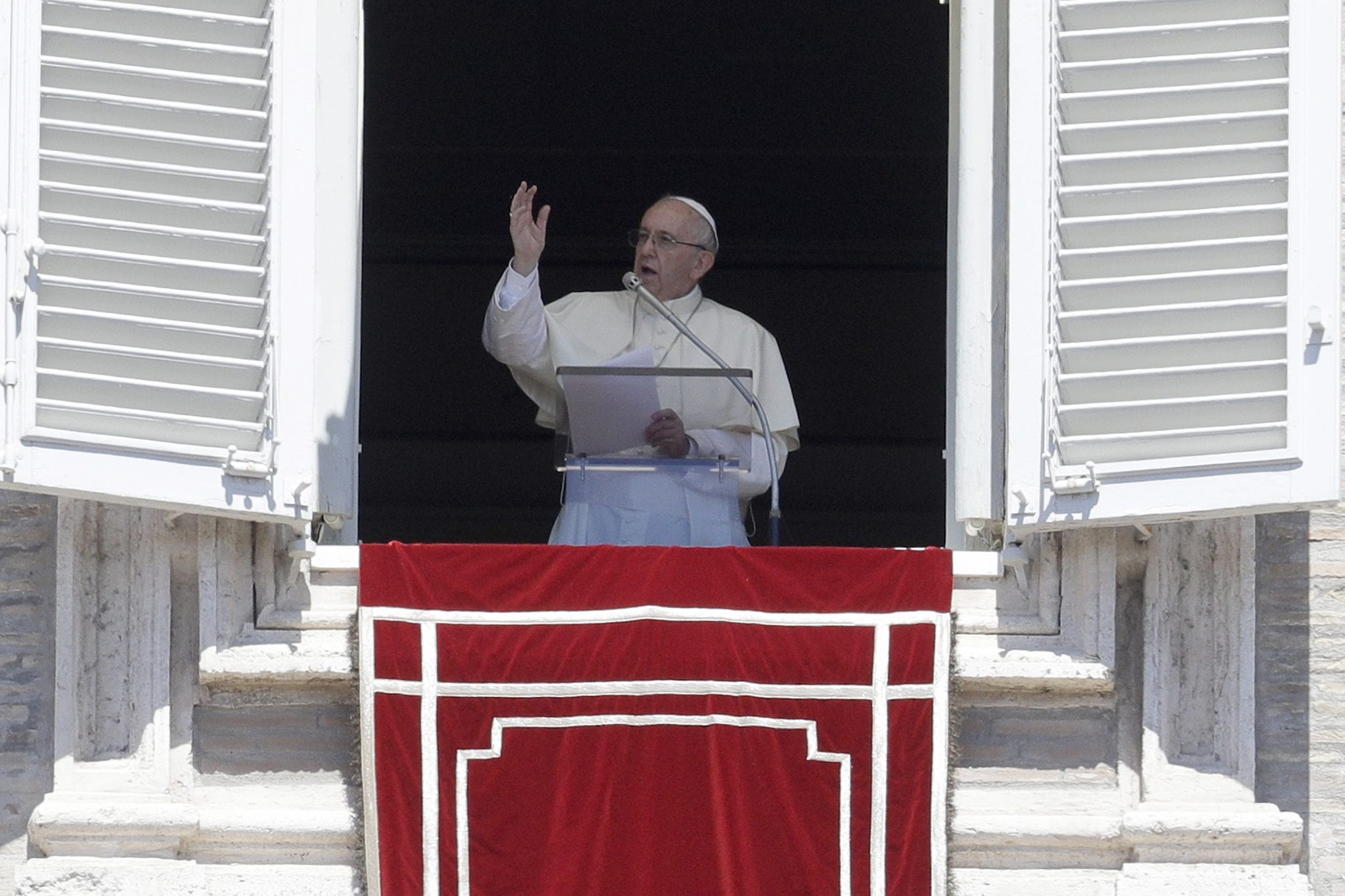 Pope spurns horoscopes and fortune tellers, urges faith instead